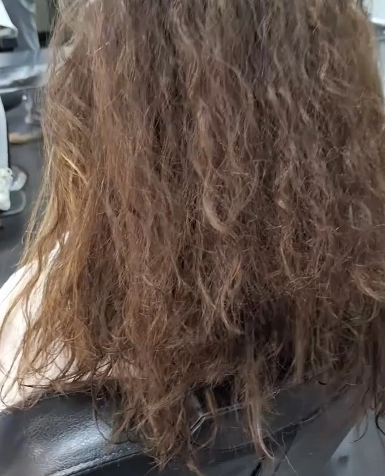 Pelo muy rizado y encrespado antes de la keratina brasileña en Peluquería Charles Castelldefels